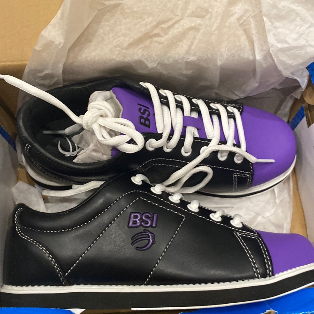 Bsi bowling shoes size 5.5 no refunds small stain on bottoms and shoe lace